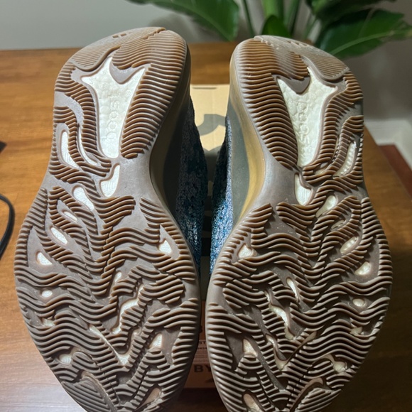 Yeezy 380 covellite size 6.5 like new - Picture 2 of 6